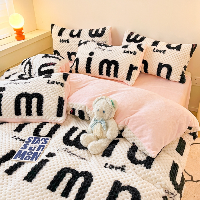 91家纺网 家纺一手货源 找家纺 澳梵家居 2023新款印花豆豆绒牛奶绒四件套 M字母