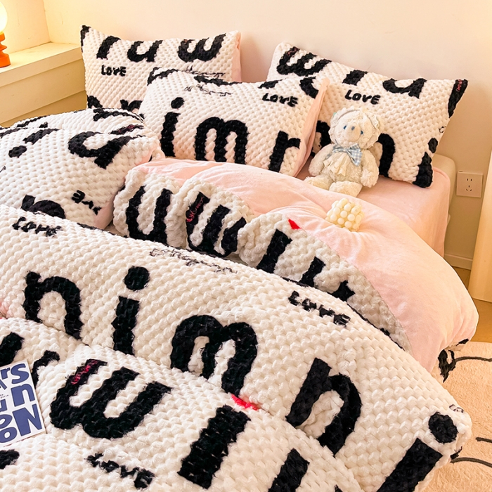 91家纺网 家纺一手货源 找家纺 澳梵家居 2023新款印花豆豆绒牛奶绒四件套 M字母