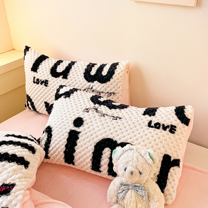 91家纺网 家纺一手货源 找家纺 澳梵家居 2023新款印花豆豆绒牛奶绒四件套 M字母