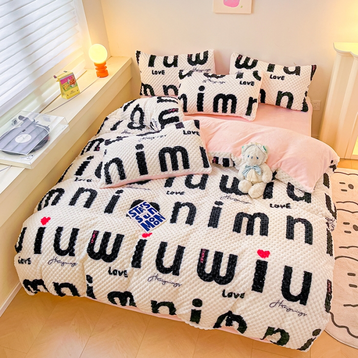 91家纺网 家纺一手货源 找家纺 澳梵家居 2023新款印花豆豆绒牛奶绒四件套 M字母