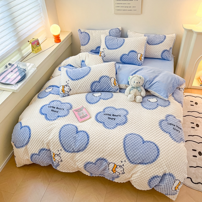 91家纺网 家纺一手货源 找家纺 澳梵家居 2023新款印花豆豆绒牛奶绒四件套 爱的抱抱