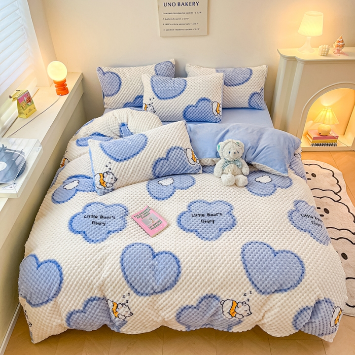 91家纺网 家纺一手货源 找家纺 澳梵家居 2023新款印花豆豆绒牛奶绒四件套 爱的抱抱