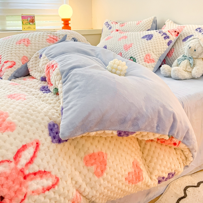 91家纺网 家纺一手货源 找家纺 澳梵家居 2023新款印花豆豆绒牛奶绒四件套 爱心草莓兔