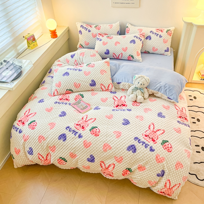 91家纺网 家纺一手货源 找家纺 澳梵家居 2023新款印花豆豆绒牛奶绒四件套 爱心草莓兔