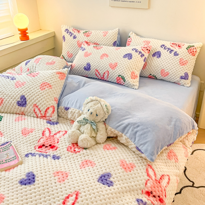 91家纺网 家纺一手货源 找家纺 澳梵家居 2023新款印花豆豆绒牛奶绒四件套 爱心草莓兔