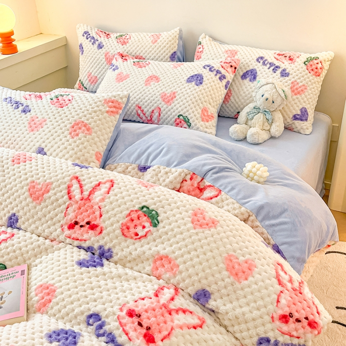 91家纺网 家纺一手货源 找家纺 澳梵家居 2023新款印花豆豆绒牛奶绒四件套 爱心草莓兔