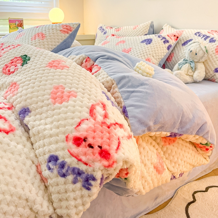 91家纺网 家纺一手货源 找家纺 澳梵家居 2023新款印花豆豆绒牛奶绒四件套 爱心草莓兔