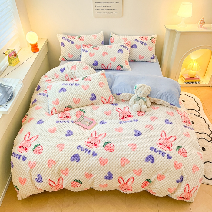 91家纺网 家纺一手货源 找家纺 澳梵家居 2023新款印花豆豆绒牛奶绒四件套 爱心草莓兔