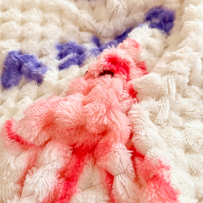 91家纺网 家纺一手货源 找家纺 澳梵家居 2023新款印花豆豆绒牛奶绒四件套 爱心草莓兔