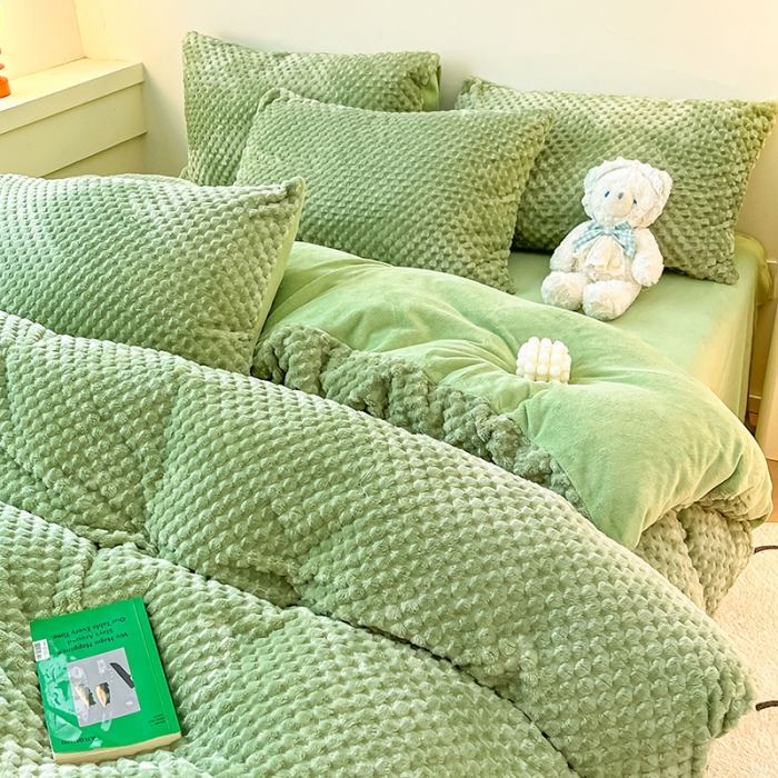 91家纺网 家纺一手货源 找家纺 澳梵家居 2023新款印花豆豆绒牛奶绒四件套 豆豆草绿