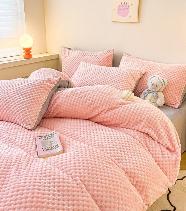 91家纺网 家纺一手货源 找家纺 澳梵家居 2023新款印花豆豆绒牛奶绒四件套 豆豆-粉