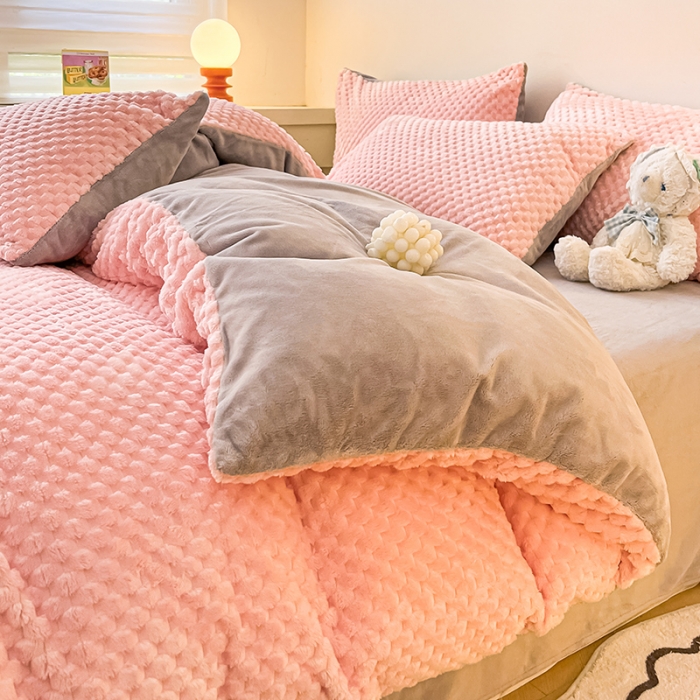 91家纺网 家纺一手货源 找家纺 澳梵家居 2023新款印花豆豆绒牛奶绒四件套 豆豆-粉