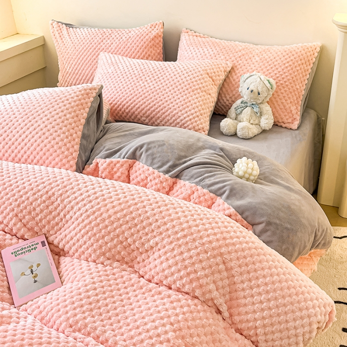 91家纺网 家纺一手货源 找家纺 澳梵家居 2023新款印花豆豆绒牛奶绒四件套 豆豆-粉