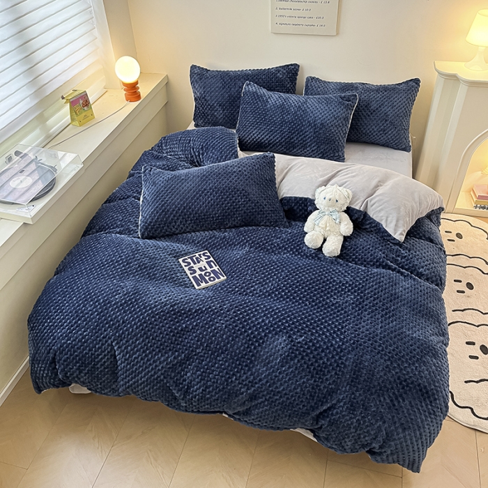 91家纺网 家纺一手货源 找家纺 澳梵家居 2023新款印花豆豆绒牛奶绒四件套 豆豆蓝色