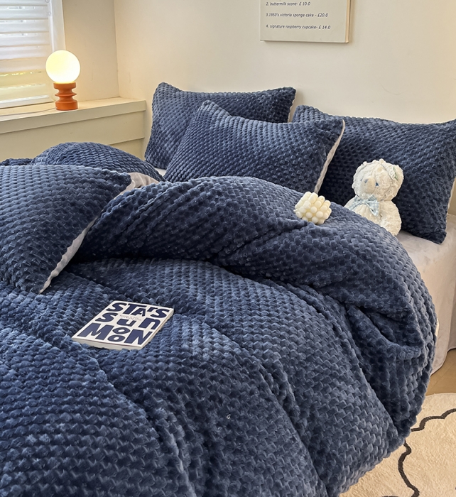 91家纺网 家纺一手货源 找家纺 澳梵家居 2023新款印花豆豆绒牛奶绒四件套 豆豆蓝色