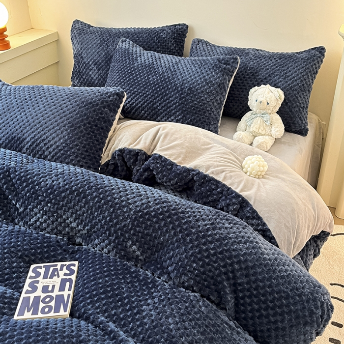 91家纺网 家纺一手货源 找家纺 澳梵家居 2023新款印花豆豆绒牛奶绒四件套 豆豆蓝色