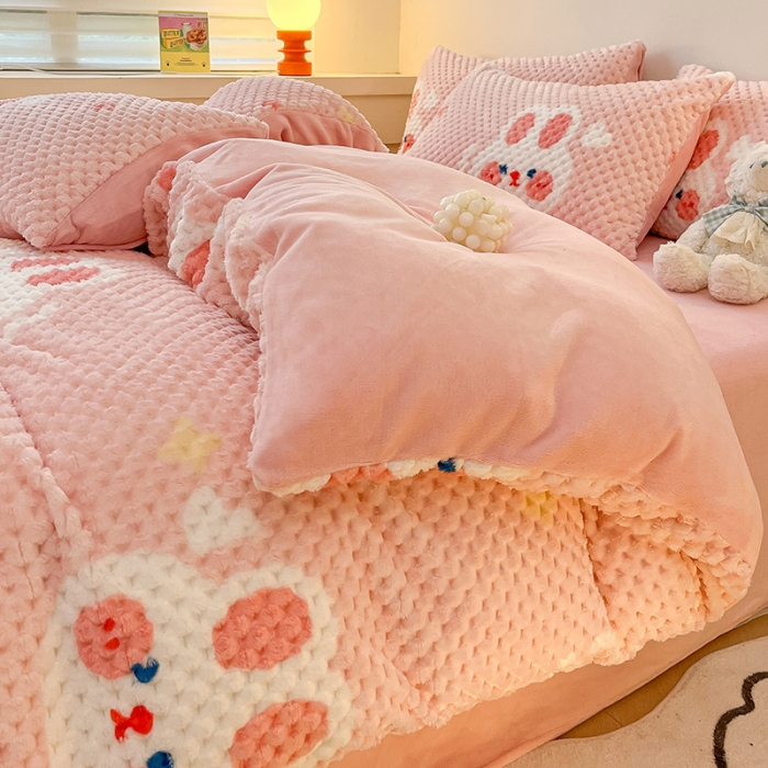 91家纺网 家纺一手货源 找家纺 澳梵家居 2023新款印花豆豆绒牛奶绒四件套 奶油味兔兔