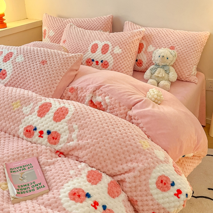 91家纺网 家纺一手货源 找家纺 澳梵家居 2023新款印花豆豆绒牛奶绒四件套 奶油味兔兔