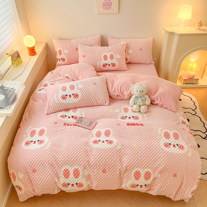 91家纺网 家纺一手货源 找家纺 澳梵家居 2023新款印花豆豆绒牛奶绒四件套 奶油味兔兔