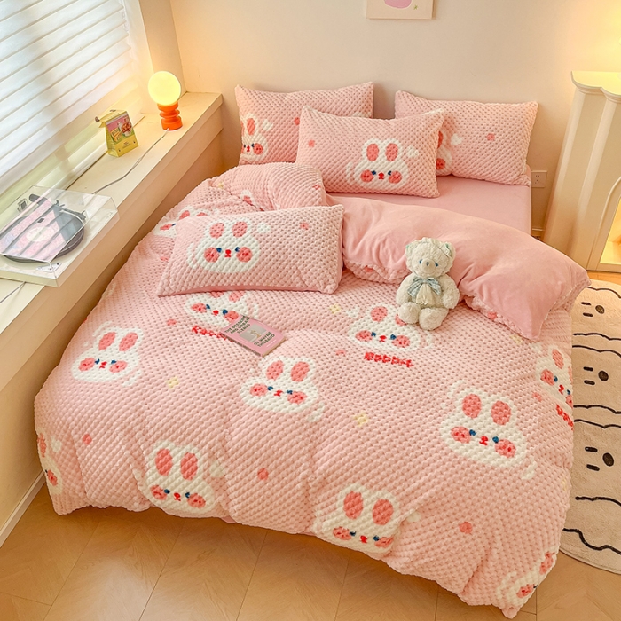 91家纺网 家纺一手货源 找家纺 澳梵家居 2023新款印花豆豆绒牛奶绒四件套 奶油味兔兔