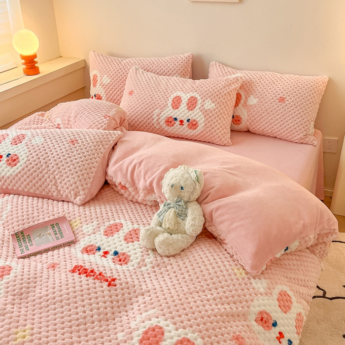 91家纺网 家纺一手货源 找家纺 澳梵家居 2023新款印花豆豆绒牛奶绒四件套 奶油味兔兔