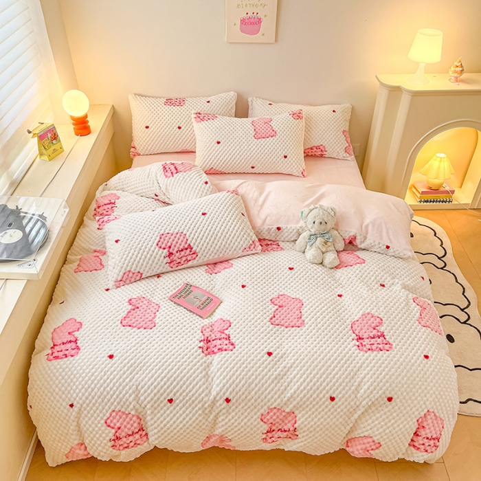 91家纺网 家纺一手货源 找家纺 澳梵家居 2023新款印花豆豆绒牛奶绒四件套 一只兔兔