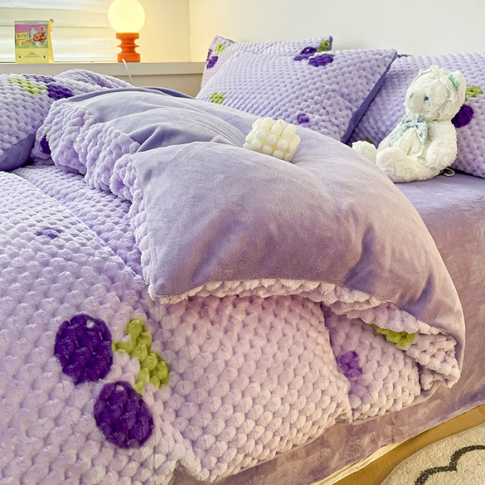 91家纺网 家纺一手货源 找家纺 澳梵家居 2023新款印花豆豆绒牛奶绒四件套 紫樱桃