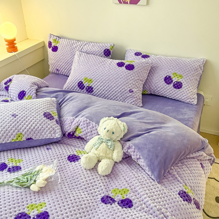 91家纺网 家纺一手货源 找家纺 澳梵家居 2023新款印花豆豆绒牛奶绒四件套 紫樱桃