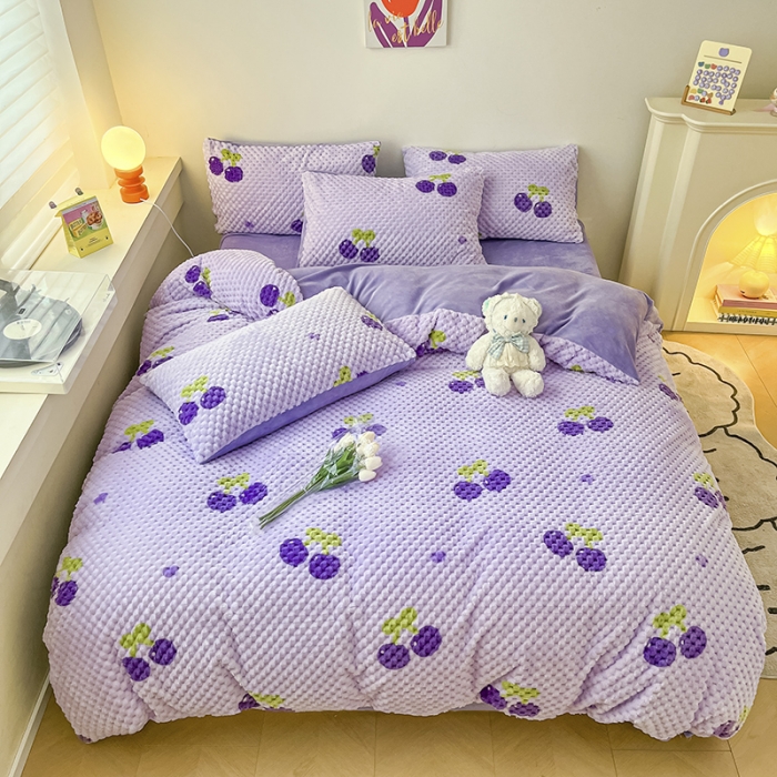 91家纺网 家纺一手货源 找家纺 澳梵家居 2023新款印花豆豆绒牛奶绒四件套 紫樱桃