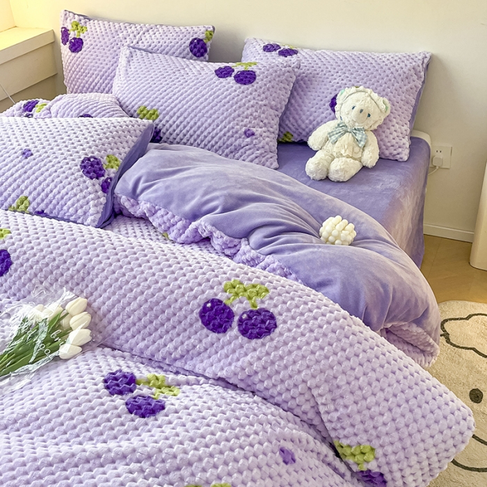 91家纺网 家纺一手货源 找家纺 澳梵家居 2023新款印花豆豆绒牛奶绒四件套 紫樱桃