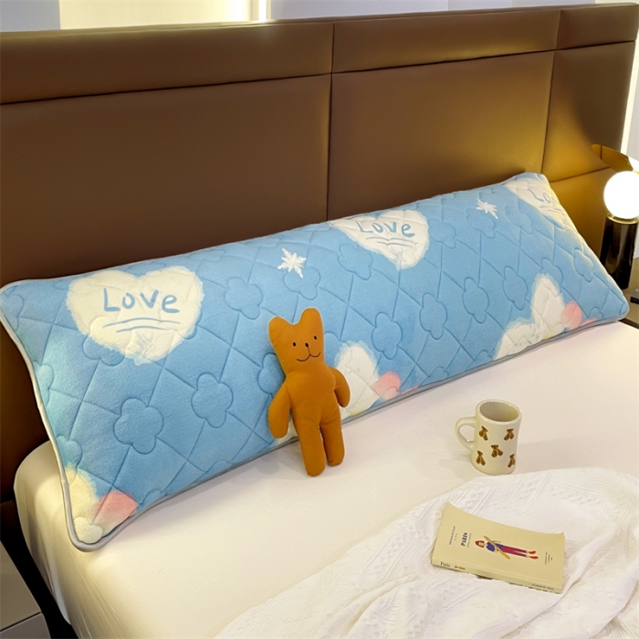 91家纺网 家纺一手货源 找家纺 梦舒羽 2025新款牛奶绒夹棉长枕套宿舍双人枕芯套 爱意浓浓