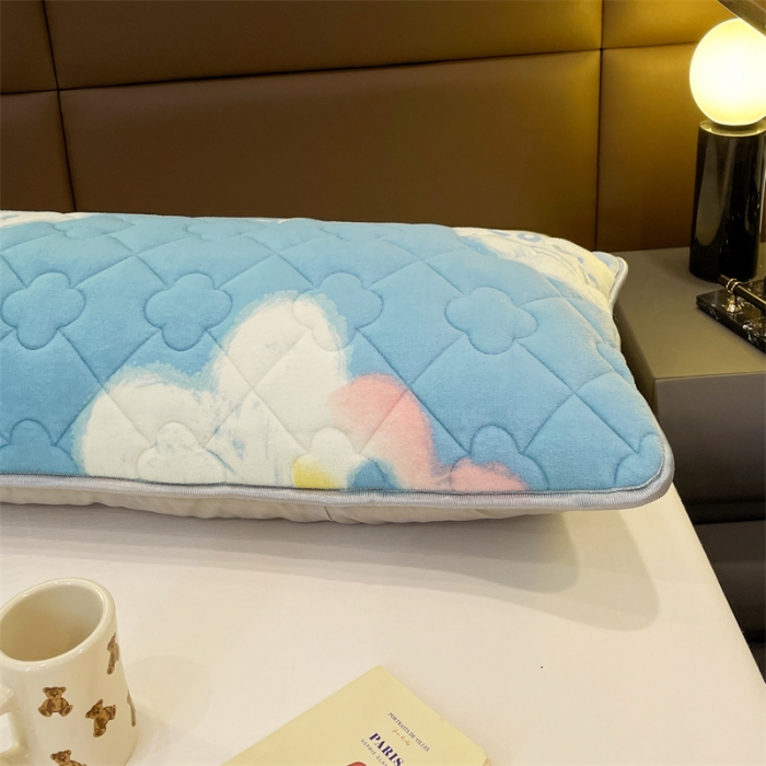 91家纺网 家纺一手货源 找家纺 梦舒羽 2025新款牛奶绒夹棉长枕套宿舍双人枕芯套 爱意浓浓