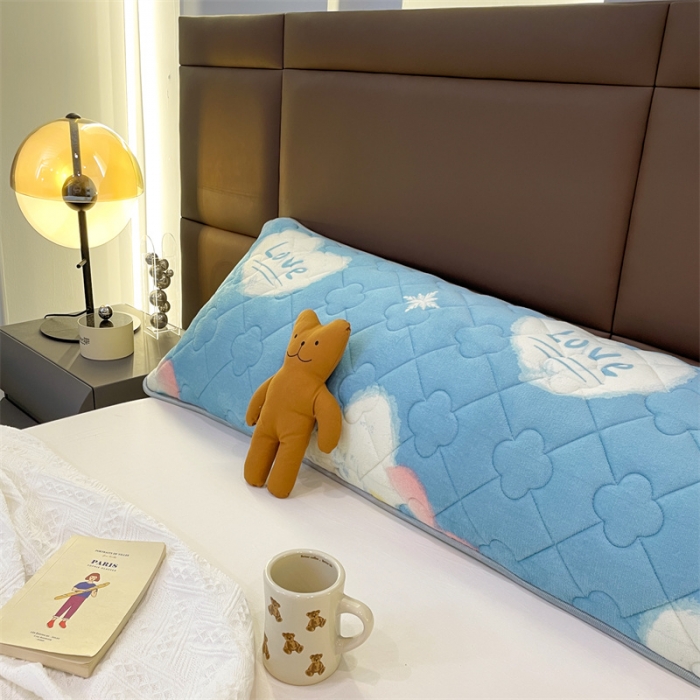 91家纺网 家纺一手货源 找家纺 梦舒羽 2025新款牛奶绒夹棉长枕套宿舍双人枕芯套 爱意浓浓