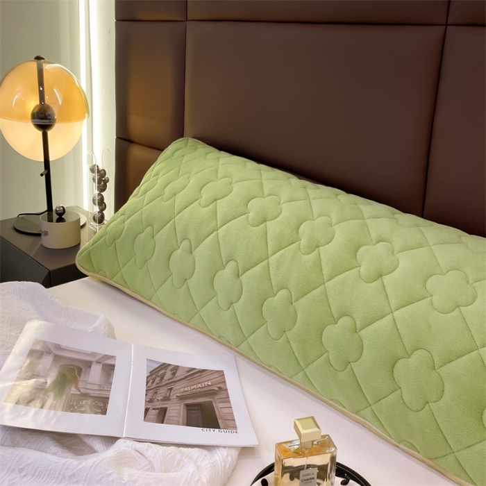 91家纺网 家纺一手货源 找家纺 梦舒羽 2025新款牛奶绒夹棉长枕套宿舍双人枕芯套 芥末绿