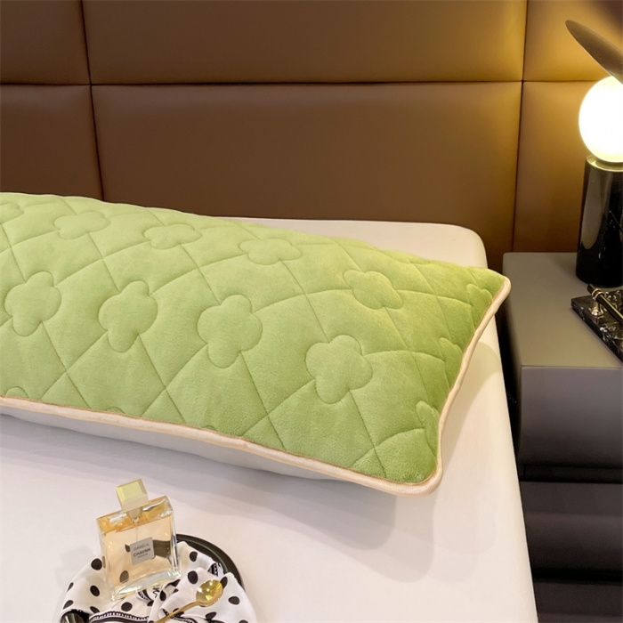 91家纺网 家纺一手货源 找家纺 梦舒羽 2025新款牛奶绒夹棉长枕套宿舍双人枕芯套 芥末绿