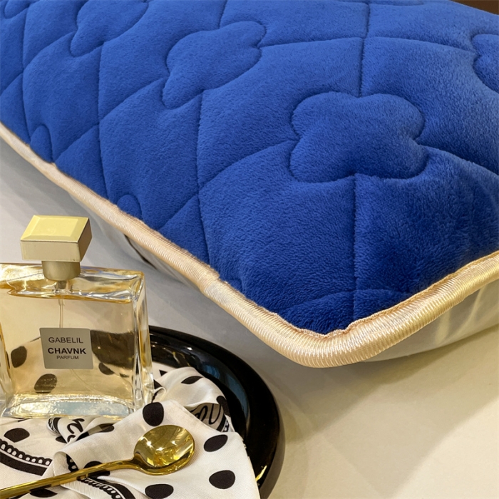 91家纺网 家纺一手货源 找家纺 梦舒羽 2025新款牛奶绒夹棉长枕套宿舍双人枕芯套 深海蓝