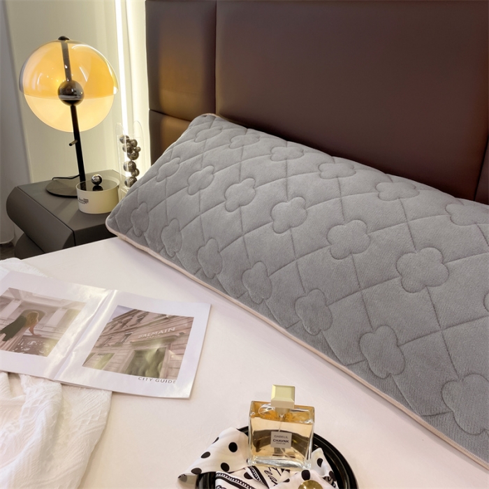 91家纺网 家纺一手货源 找家纺 梦舒羽 2025新款牛奶绒夹棉长枕套宿舍双人枕芯套 银优灰