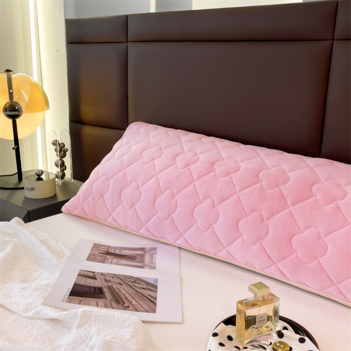 91家纺网 家纺一手货源 找家纺 梦舒羽 2025新款牛奶绒夹棉长枕套宿舍双人枕芯套 樱花粉