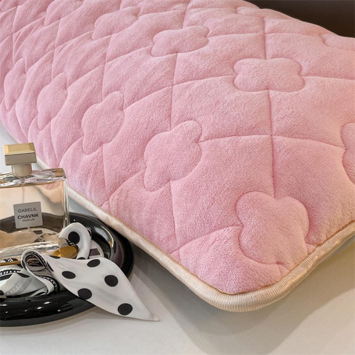 91家纺网 家纺一手货源 找家纺 梦舒羽 2025新款牛奶绒夹棉长枕套宿舍双人枕芯套 樱花粉