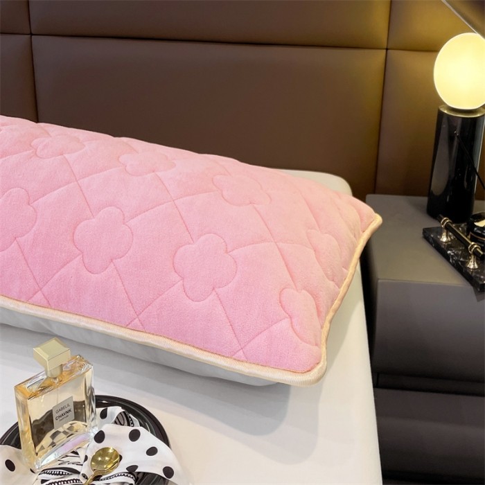 91家纺网 家纺一手货源 找家纺 梦舒羽 2025新款牛奶绒夹棉长枕套宿舍双人枕芯套 樱花粉