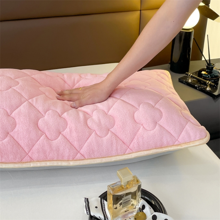 91家纺网 家纺一手货源 找家纺 梦舒羽 2025新款牛奶绒夹棉长枕套宿舍双人枕芯套 樱花粉