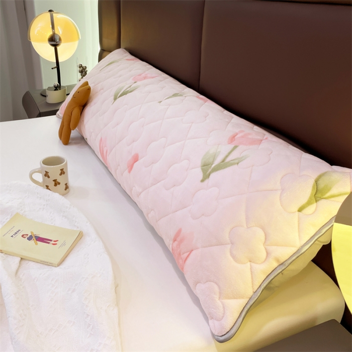 91家纺网 家纺一手货源 找家纺 梦舒羽 2025新款牛奶绒夹棉长枕套宿舍双人枕芯套 郁金香