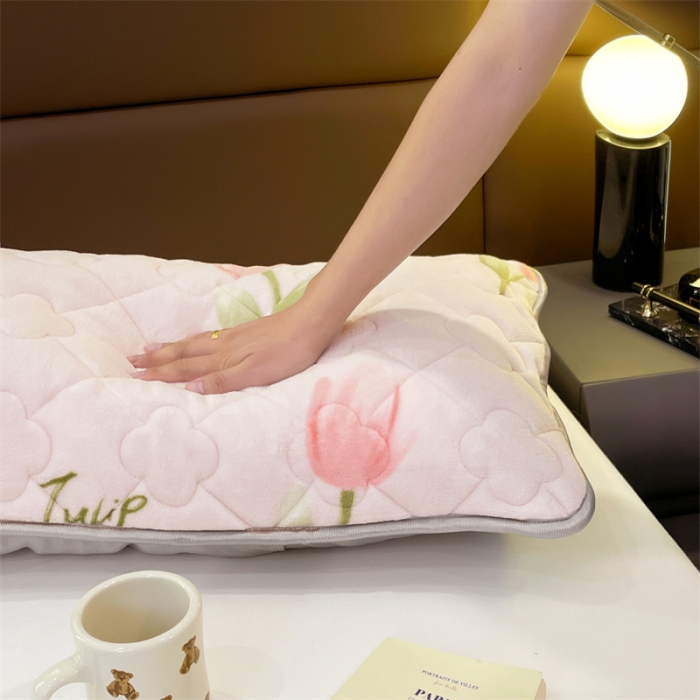 91家纺网 家纺一手货源 找家纺 梦舒羽 2025新款牛奶绒夹棉长枕套宿舍双人枕芯套 郁金香