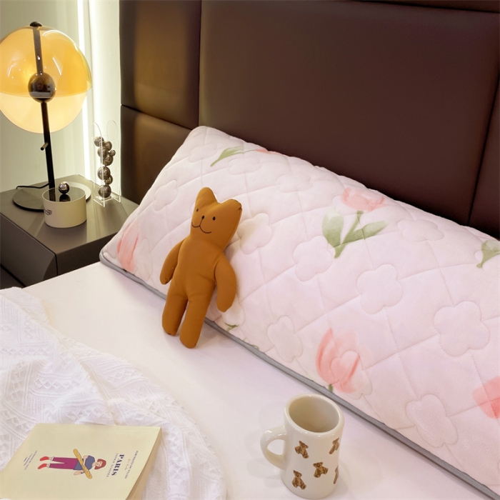 91家纺网 家纺一手货源 找家纺 梦舒羽 2025新款牛奶绒夹棉长枕套宿舍双人枕芯套 郁金香