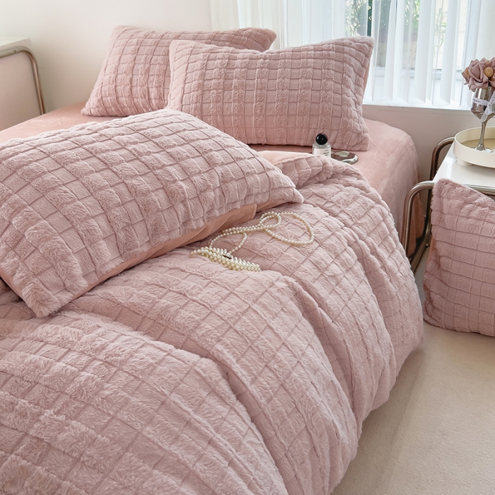 91家纺网 家纺一手货源 找家纺 欧冠 2023秋冬320克兔兔绒四件套 蜜桃粉