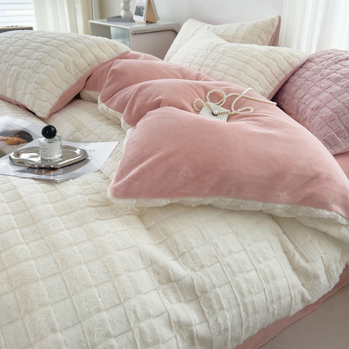 91家纺网 家纺一手货源 找家纺 欧冠 2023秋冬320克兔兔绒四件套 奶白粉