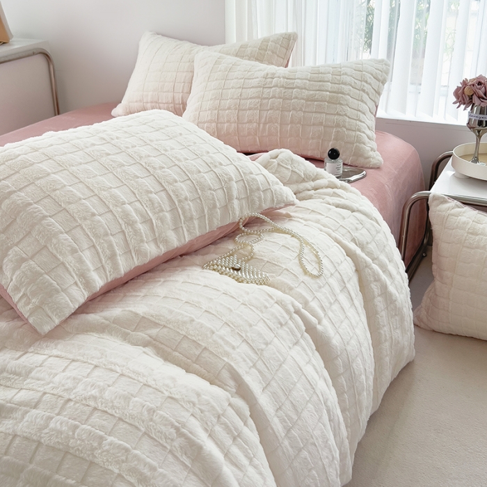 91家纺网 家纺一手货源 找家纺 欧冠 2023秋冬320克兔兔绒四件套 奶白粉