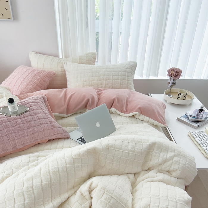 91家纺网 家纺一手货源 找家纺 欧冠 2023秋冬320克兔兔绒四件套 奶白粉