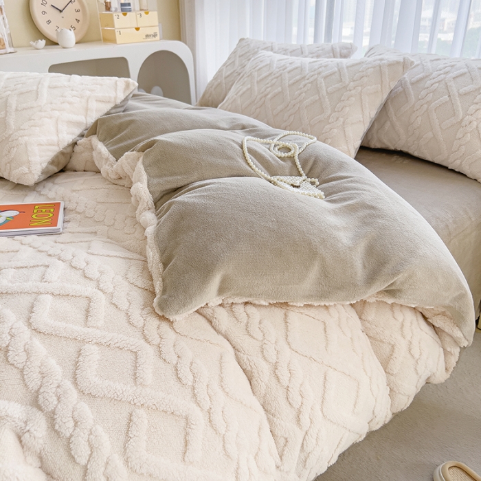 91家纺网 家纺一手货源 找家纺 欧冠  2023秋冬加厚塔芙绒简约款牛奶绒四件套 奶白灰