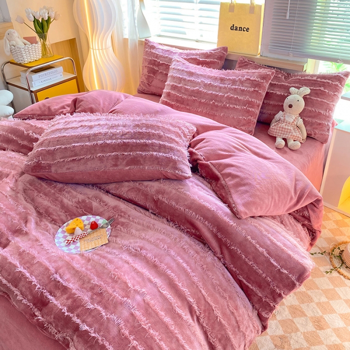 91家纺网 家纺一手货源 找家纺 欧冠 2023秋冬新款牛奶绒提花简约款牛奶绒四件套 豆沙色